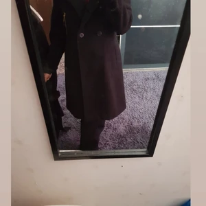 Svart kappa  - Säljer denna svarta kappa med guld detaljer. Den är väl använd men inga skador, därav priset. Skriv privat för ytterligare frågor. 