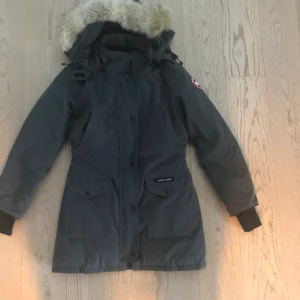 Canada Goose Jacka  - Grå Canada Goose jacka i storlek S. Jackan har en avtagbar päls och är lätt figur sydd. 