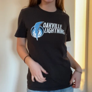 Adidas T-shirt  - Svart adidas T-shirt med fint tryck på! Bra skick! Köpt på betong retro men kommer ej till användning. Storlek S. Frakt tillkommer 44kr 💞💞