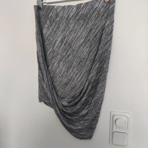 Kjol Bik Bok - Kjol med draperat tyg från Bil Bok.  Sparsamt använd strl M. Skickar spårbart med PostNord, köparen står för frakten.