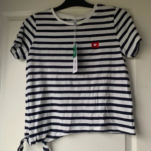 Tröja  - En fin tröja från only, men lite detaljer som knyte och hjärta vid bröstet. Aldrig använd, prislapp kvar. Köpt för 200kr.✨