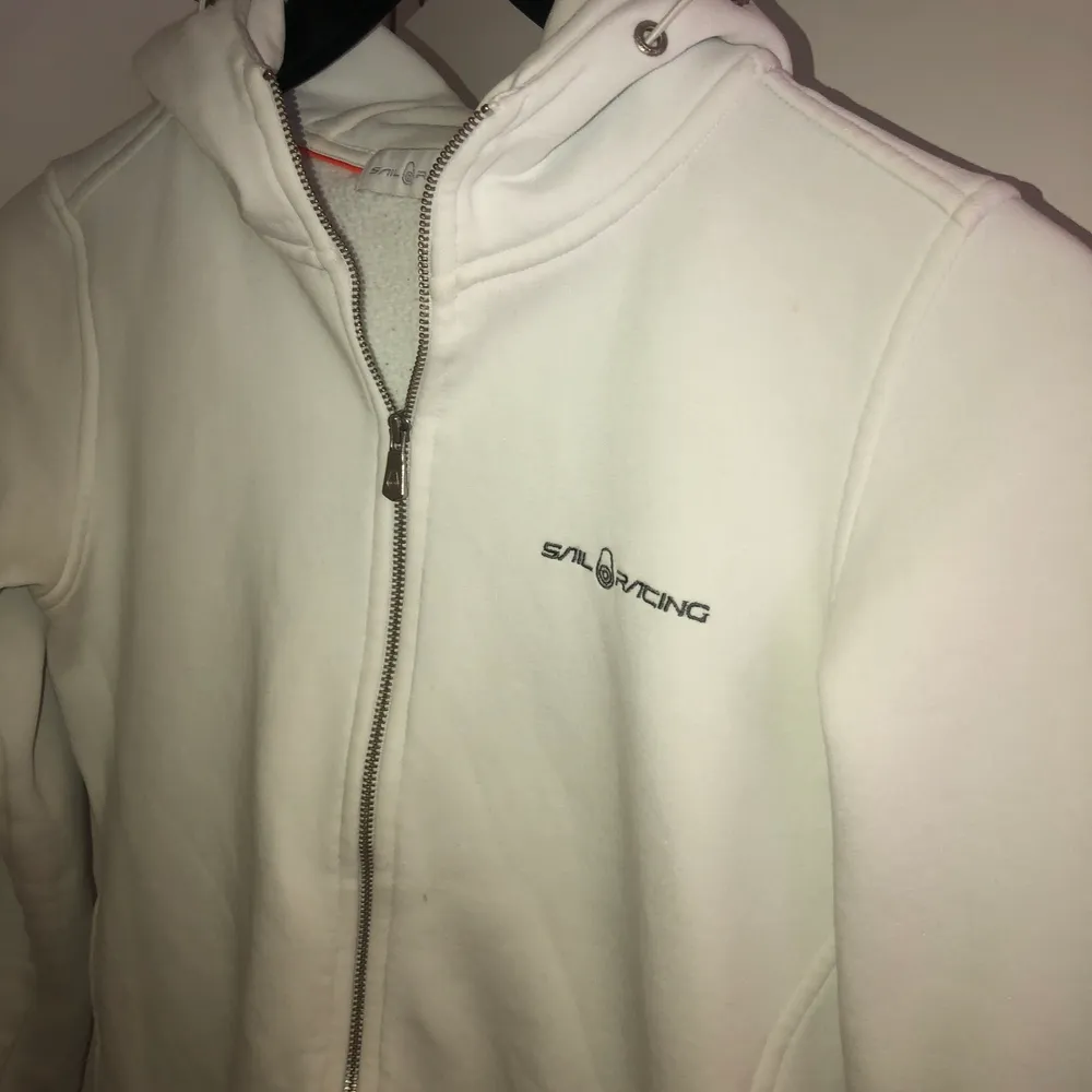 Fin vit Sail racing zip hoodie! Säljer pga inte min stil längre. Storlek Xs men passar även S! . Tröjor & Koftor.