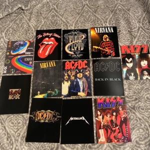 Band - Band relaterade foton i storlek 11x15 cm🖤 Fotona är styva och glansiga och är snygga som inredning✨ 10kr st.  🎁gåva medföljer🎁