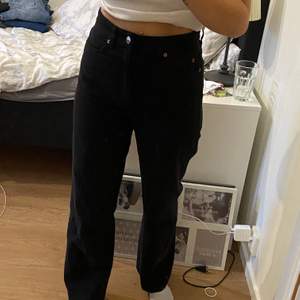 svarta jeans från HM storlek 38, bra längd på mig som är 169cm! Säljer pga kommer ej till användning 