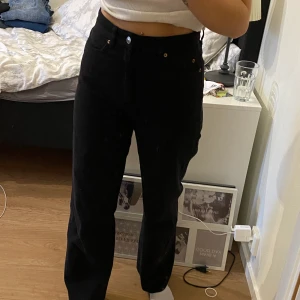 HM jeans storlek 38 - svarta jeans från HM storlek 38, bra längd på mig som är 169cm! Säljer pga kommer ej till användning 