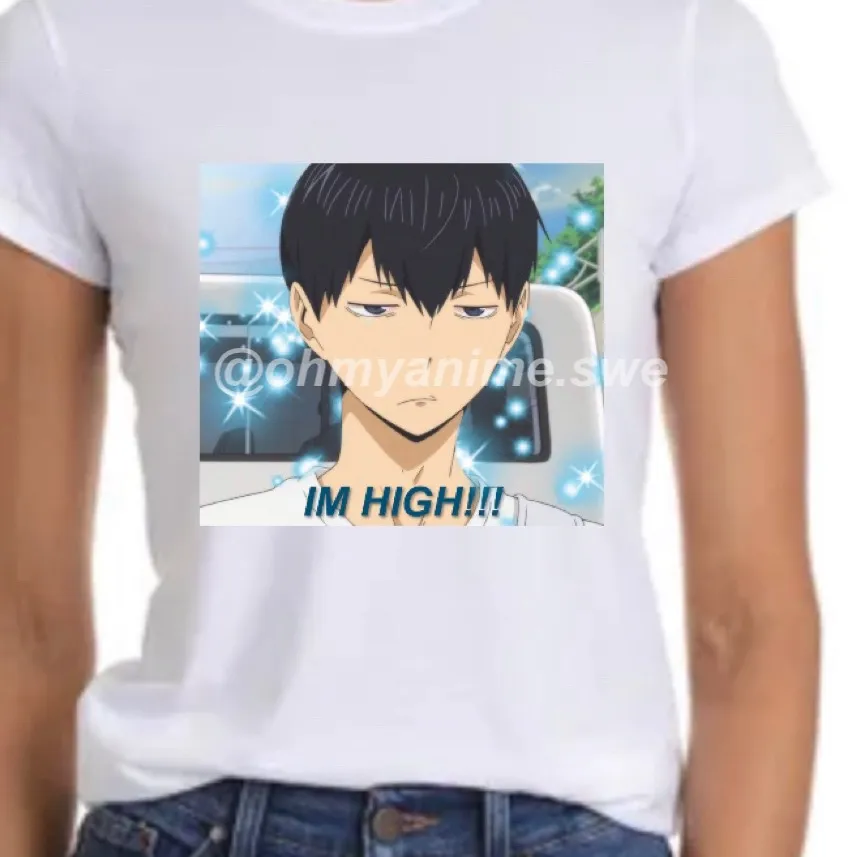 haikyuu kageyama t-shirt med texten ”im high!!!”. finns i alla storlekar från XS till XL. 150kr+frakt. pm för mer info <3 mitt @ tas såklart bort när tröjan trycks!. T-shirts.