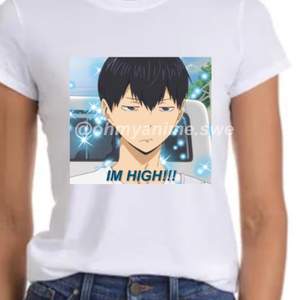 haikyuu kageyama t-shirt med texten ”im high!!!”. finns i alla storlekar från XS till XL. 150kr+frakt. pm för mer info <3 mitt @ tas såklart bort när tröjan trycks!