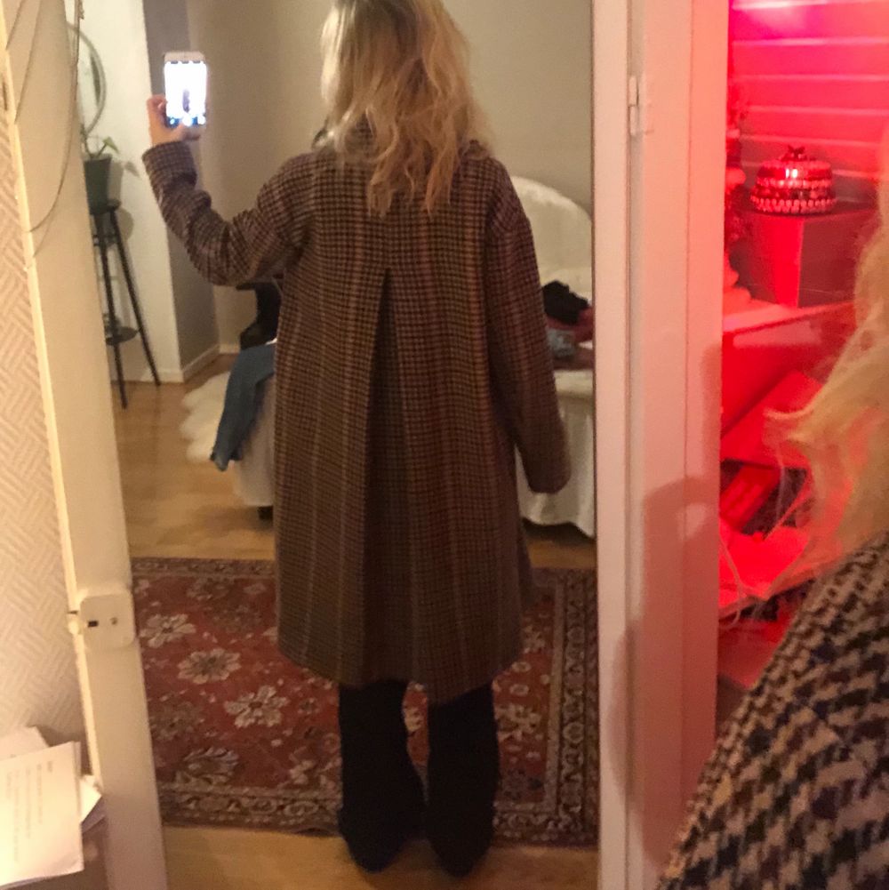 Kappa från Only som jag köpte för ett år sen. Den är i ullmix och sitter absolut inte som en xs då den är oversize. Passar vinter, vår och höst. Skicket är bra och den har inga defekter förutom att den är använd då. Säljer eftersom jag haft på mig denna ALDELES för ofta, dax o köpa ny. Skriv gärna om ni har fler frågor eller vill ha bättre bilder❤️ (jag är 165 lång). Jackor.