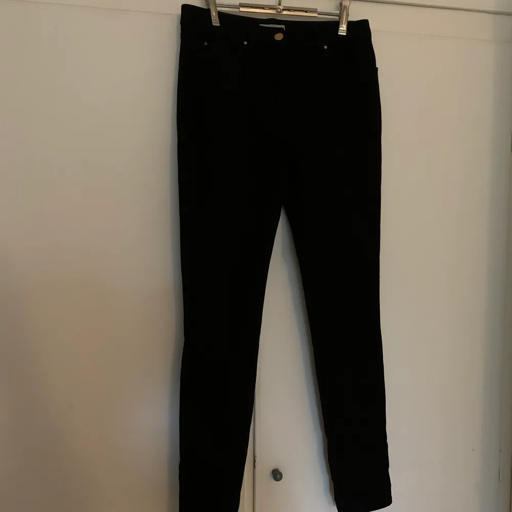 Supersnygga jeans i lite tights/kostymbyx- tyg. I mycket fint skick, endast använda 3 gånger sedan köp för ett år sedan.. Jeans & Byxor.