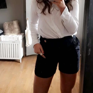 Hm short sitter perfekt - Även dessa sitter perfekt men förblir oanvända i min garderob (använder aldrig shorts) storlek 38 ifrån hm😇
