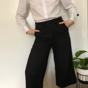 ARKET kostymbyxor i grövre linnetyg - Skitsnygga, rejäla, bekväma kostymbyxor i linne. 💧💙 Vida ben, kortare modell. Önskar jag passade i dem fortfarande men de har blivit för stora :( Saknar en knapp på bakfickan (se bild) men syns ej. Superbra kvalitet! Stryk gärna pressveck! 