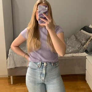 Lila t-shirt från Monki - Jättesöt lila t-shirt från Monki. Priset är exkl frakt!