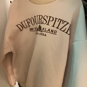 Dufourspitze tröja - SÅLD Trendig tröja i m. Högsta bud 180+frakt. Väntar 24 timmar efter ett bud innan jag säljer den!!