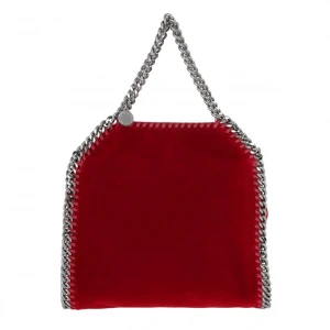 Röd Stella Väska - Säljer min helt nya Stella McCartney väska i storlek mini. Den är röd i sammets material och som sagt helt oanvänd. Har en svart också och därför har jag inte fått någon användning för denna väskan. Skriv ifall du är intresserad!💞 högsta bud nu ligger på 2600kr