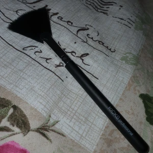 Highlighter borste  - Aldrig använd då jag har dubbletter. 