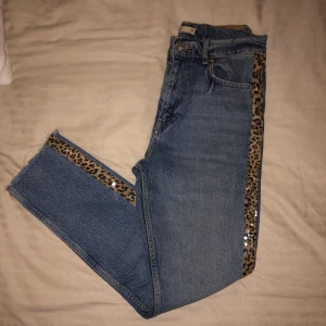 Jeans GinaTricot  - Storlek 36 , leopard rand på sidorna. Fraktar endast (pågrund av Corona!)