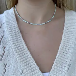 Pärlhalsband i silver & ljus ljus blå med små pärlor🤍⭐️🦋 halsbandet försluts med lås och tråden är elastisk 