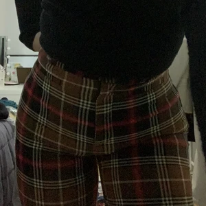 Rutiga kostymbyxor - Rutiga raka kostymbyxor från monki. Säljes då de inte längre är min stil och är något för små. Byxorna faller snyggt över skorna och går ner i marken på mig som är 155cm. De är i bra skick förutom att de är lite noppiga vid insida lår men det är inget som märks av. Köparen står för frakten, kan också mötas upp i Stockholm/ Sundbyberg. 