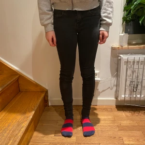 Gina tricot storlek 36 - Fin fina Jeans storlek 36 från gina tricot pris 100kr (exklusive frakt) skriv om du är intresserad