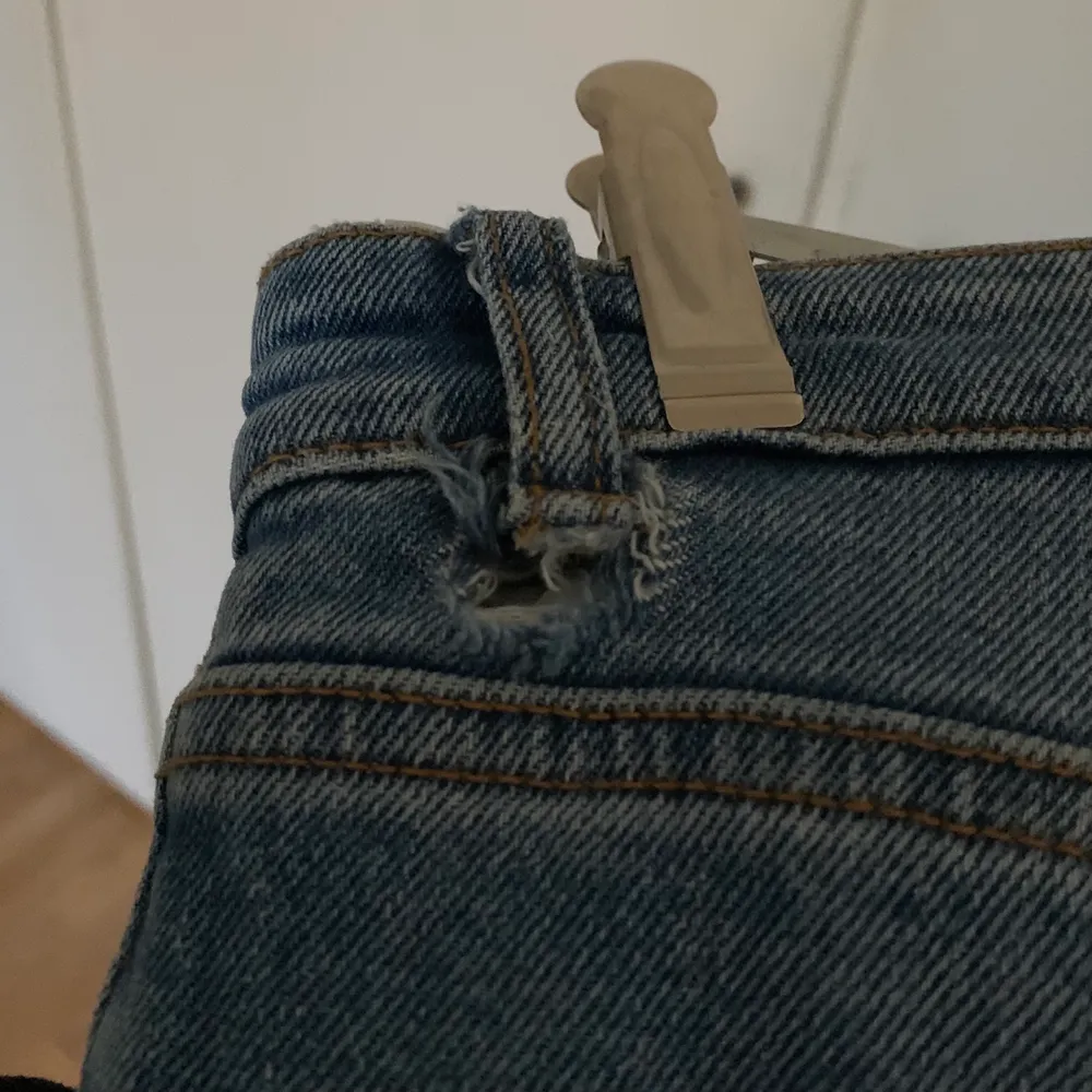 Ett par blåa jeans från Monki, köpt på rea för ett par år sedan. En skärp-ögla på vänster baksida har gått sönder, går lätt att sy ihop.. Jeans & Byxor.