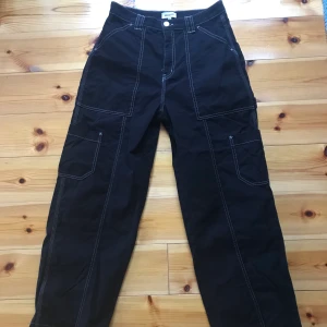 Cargopants - Svarta cargobyxor med vit söm.