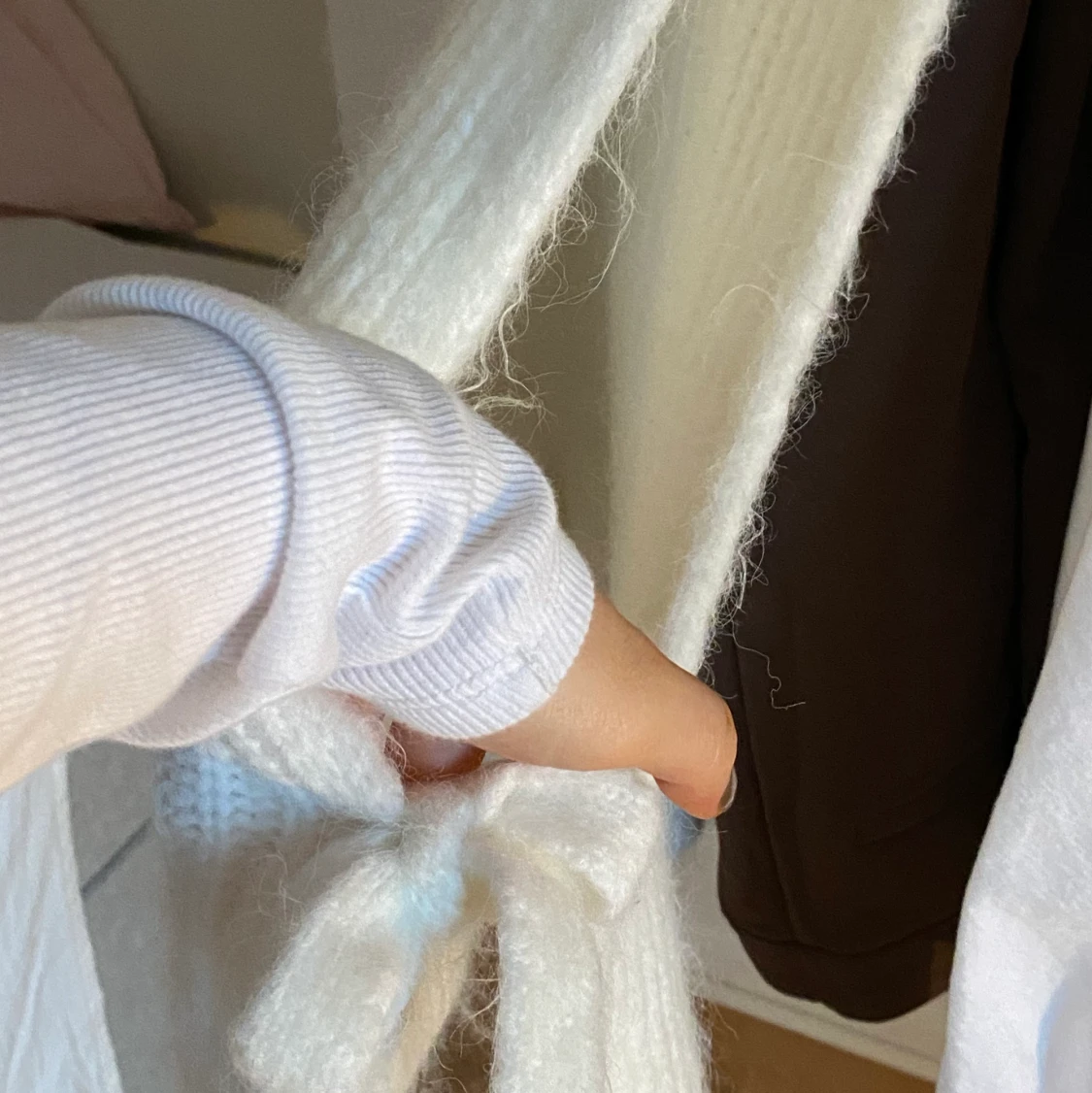 Stickad väst med rosett - 91