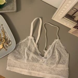 Gullig Bralette - Såsåså Fin Bralette🥺🙏🏼 Denna är för liten för mig därav säljer jag den. Så svårt att fånga hur fint den sitter på på bild men kan lova att den är hur fin som helst på🙏🏼🥰 