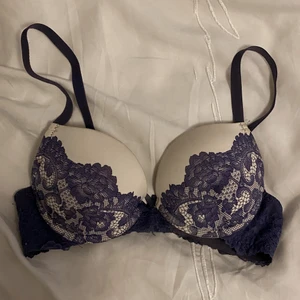 Bh 75b - En sån bh som inte syns under t-Shirt! Mönstret är i tyget och gör därför inga avtryck under tröjan. Storlek 75B, lite vaddering och bygel. Köpt från HM och använd fåtal gånger. 70kr med frakt, betalas med swish✨