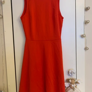 Röd klänning - En röd klänning som är urringad i ryggen. Använd 1 gång. Skriv vid intresse 
