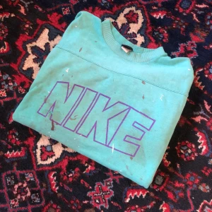 Nike sweatshirt - Väl använd och sliten sweatshirt, vintage nike från 80talet, köparen står för frakt, buda:)