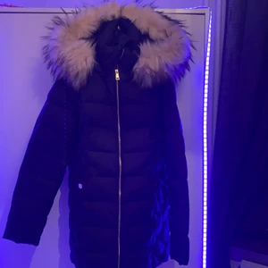  Mörkblå jacka för vinter i xs  - En helt ny och oanvänd jacka med pris lappen kvar. Jackan är i storlek xs från hemsidan only och funkar jätte bra för vintern. Det var 799 i pris innan men jag säljer den för 350 enklusive frakt. Skriv priv om du är intresserad