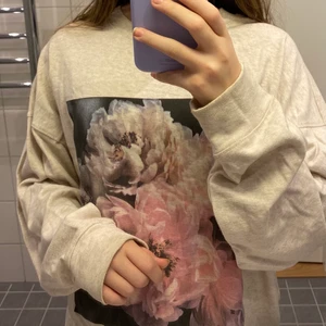 H&M x Helena Christensen tröja - Superfin H&M tröja. I storlek M. Aldrig använd, bara testad.💗