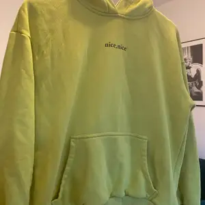 Cool grön hoodie från märket cropp! I mycket bra skick!