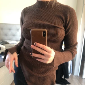 Långärmad tröja - Långärmad tröj från zara, den har slits nedtill och en liten krage. Aldrig använd och prislapp kvar!