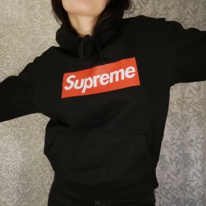 Supreme hoodie - Ingen aning om den är äkta!!! Köpt på second hand, men är i väldigt bra skick. Kommer inte till användning tyvärr men inget fel på den annars. Säljer då jag verkligen behöver plats i min garderob och behöver pengarna! Studentlivet... 🥴 Bara att höra av sig för fler bilder/info. Fixar alltid bra paketpris om ni köper fler kläder samtidigt, frakten varierar, men snabba affärer uppskattas alltid och då kan priset sjunka lite. ❤️ kolla gärna in resten av min sida