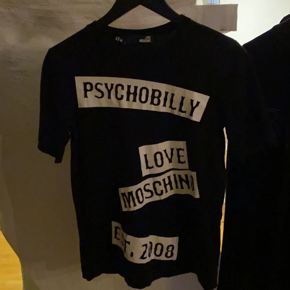 Moschino t shirt. T-shirts.