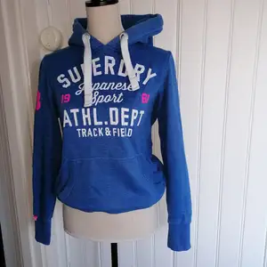Jättefin blå hoodie från superdry som inte kommer till användning längre:(. Nypris:799. Pris kan diskuteras ! 