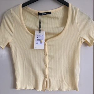 Helt ny topp - Helt oanvänd topp från bikbok. Säljer pga att den är för liten för mig. Nypris 199kr