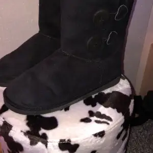 Skor som ska likna uggs, köpta för ett tag sedan på dinsko om jag minns rätt och är knappt använda då dom blev för små, storlek 36☺️