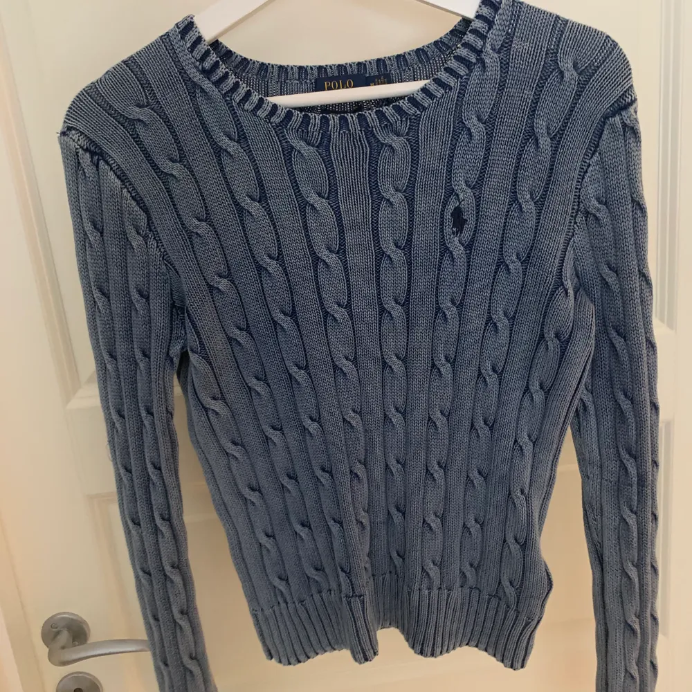 Kabelstickad tröja från Ralph Lauren, magisk denimblå färg, storlek M. Knappt använd!. Tröjor & Koftor.