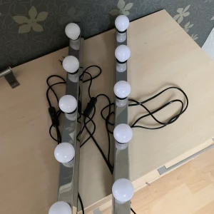 Sminklampor - säljer mina sminklampor som är meningen att ha brevid en spegel! De fungerar felfritt och lamporna ingår. Skriv gärna om du har frågor osv💗