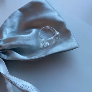 Genomskinlig ring - Genomskinlig ring som är snygg till allt. Lite större i storleken, passar mitt pekfinger eller långfinger. Fler intresserade, lägg ett bud vid intresse! Ledande bud: 100kr + frakt. Budgivning avslutas fredag 18.00