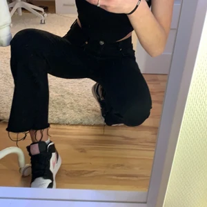 Zara Jeans - Ett par snygga lågmidjade zara jeans som bara är använda 1-2 gånger. Fler bilder kan skickas vid önskemål. Otroligt sköna. Vid fler frågor kontakta! Kan tänka mig sänka priset 🤍