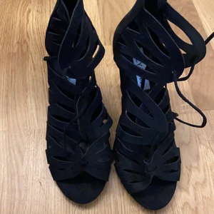 Sandaletter - Svarta, supersnygga sandaletter med klack och snörning. Oanvända, endast provade. Nypris 599:-. Stl 37