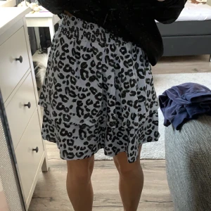 Sommarkjol  - Säljer denna ljusblå kjol från Cubus, inte säker för lappen är borta. Så fin på sommarn och jätteskönt material. Bra skick, knappt använd. Köpare står för frakt 🥰🥰🥰🥰