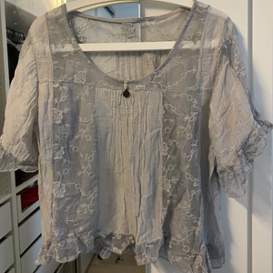 Söt blus - Säljer denna blusen. Köpt utomlands därav vet jag ej märke. Storlek ONESIZE men passar mig som har storlek S. Köparen står för frakt 💞