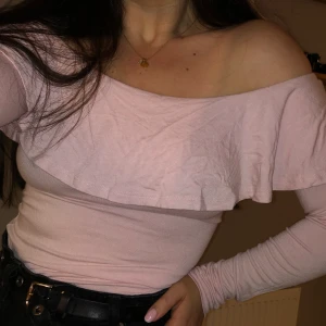 Off shoulder tröja  - Rosa topp med volang! Passar någon med storlek Xs, S och M då den är elastiskt.  Skicka ett DM eller skriv i kommentarsfältet 🌸