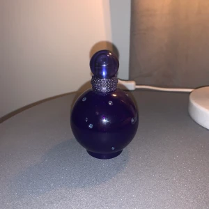 parfym  - säljer min näst intill helt oanvända ”Britney spears midnight fantasy” parfym, endast prov testat den flaskan innehåller 100 ml 