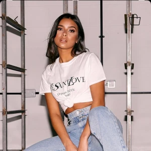 Topp - Säljer t-shirt med tryck, aldrig använd pga inte min stil! Beställde från London därför var frakten ganska dyr! 