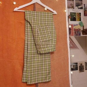 Mönstarde byxor  - Ett par superfina grönrutiga byxor från Asos, helt oanvända. Säljer endast p.g.a köpte i fel storlek och fick krångel med att göra en retur. Nypris; 349 kr. Bara att skriva för fler bilder :)